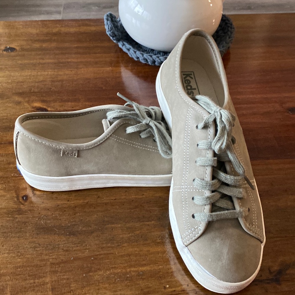 Keds suede olive green sneaker. Dreamfoam footbed. Casual sneaker